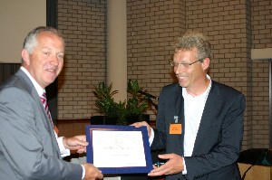 Adm. Voogt (l) thanks Aart Jochem, manager, Knowledge Center, GOVCERT.NL, for serving as one of the keynote speakers in August.